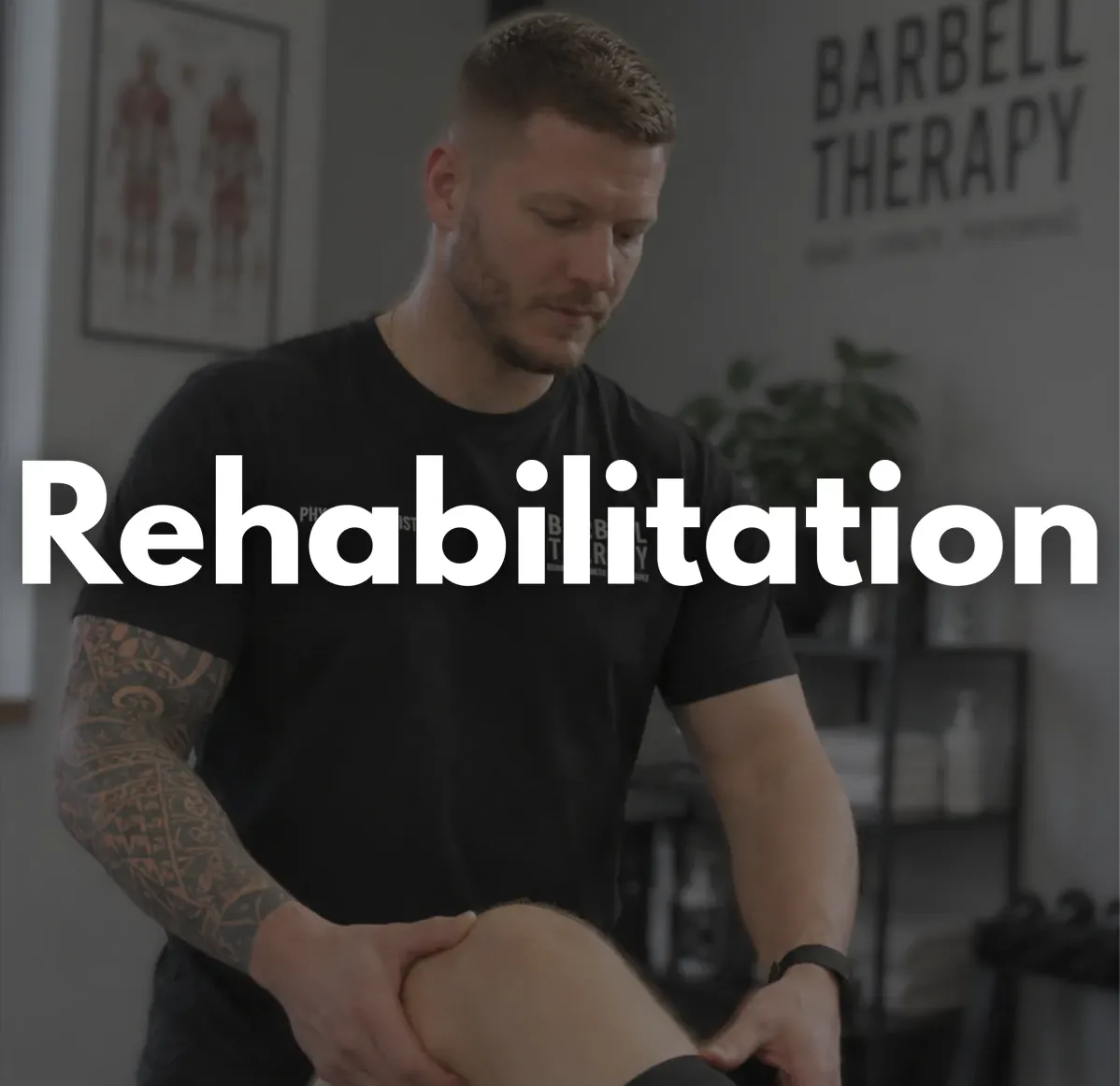 Coach behandelt das Knie eines sitzenden Sportlers